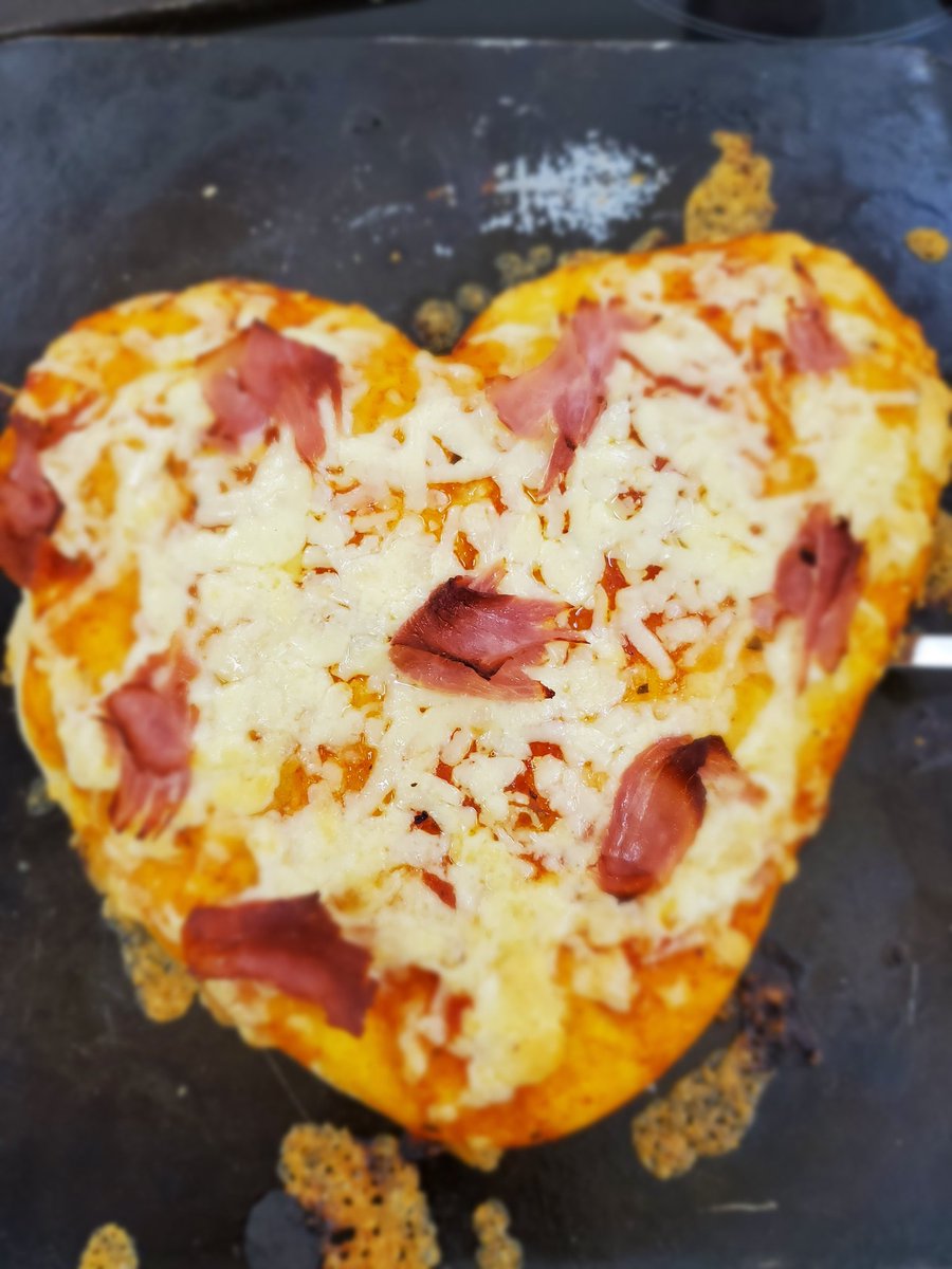 Yr9 foodies feeling the pizza love today 😍 @DeltaGarforth #foodinschool #cooking #lovewhatyoudo