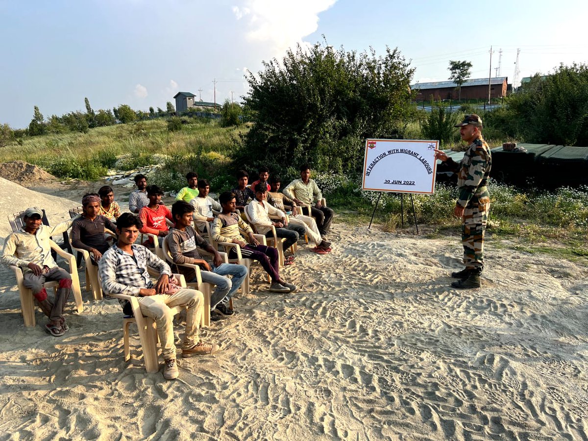 Rifa_e_Aam's tweet photo. In order to strengthen the bond between the Migrant Labourers in the valley & #indianarmy, regular interactions are organized. Continuing the same trend an interaction with Migrant Labour was organized at Uplona.
#AgnipathScheme
#thursdayMotivaton
#Skillindiamsn https://t.co/EY4DgykpPv