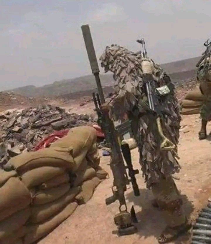 مجاهدوا الجيش واللجان الشعبيه سلام ربي عليهم.العدو ينضر ويرتعب منهم😱 وگأنهم اشباح لأن موقفه وقضيته على باطل . اما باالنسبه لهم فهم بشر وليس اشباح ولكن قوتهم مستمده من قوة الحق الذي هم يناصروه وجهادهم مع الحق فهم حاملين الثقافه القرآنيه .ازكى سلام الله والتحيه لهم.