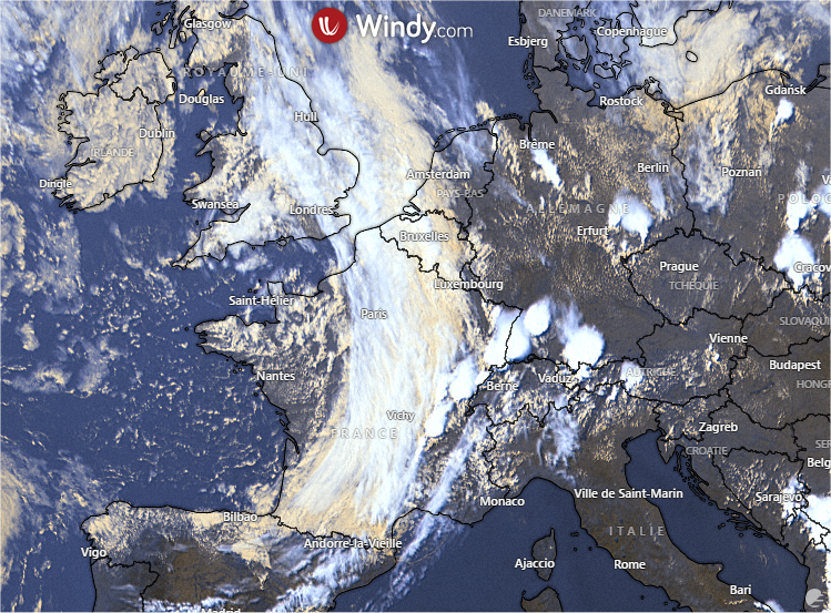 La situation du jour est un vrai cas d'école de convection préfrontale avec :
- un front froid sur le centre de la France, 
- des #orages qui éclatent à l'avant dans l'air chaud
- une traîne à l'arrière du front. 