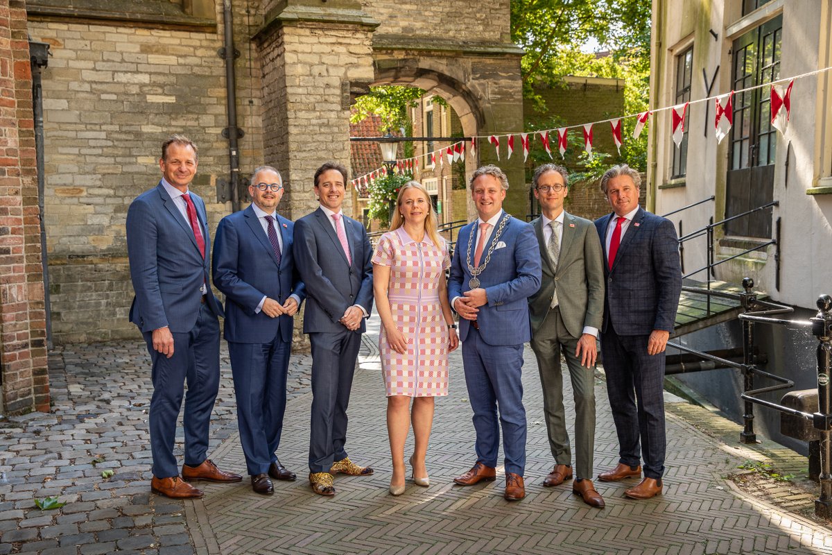 Gisteren zijn de nieuwe wethouders geïnstalleerd en stelde de gemeenteraad het nieuwe bestuursakkoord ‘Geef Gouda door’ vast. Meer weten? Bekijk het filmpje waarin wethouders met inwoners spreken over punten uit het akkoord: bit.ly/39Zv7Kl. 📸 Martijn Bravenboer