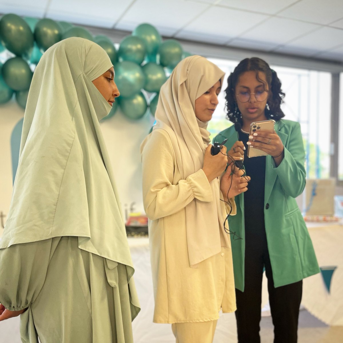 InstPriveAlif's tweet photo. [📸] Une année de plus s’est écoulée à l’IPA et certains élèves de notre classe de 3eme nous quittent pour rejoindre différents lycées correspondants à leurs vœux scolaires.

Avant de partir, ils ont tenu à nous adresser quelques mots à l’occasion de la fête de fin d’année de ... https://t.co/20ws2khr02