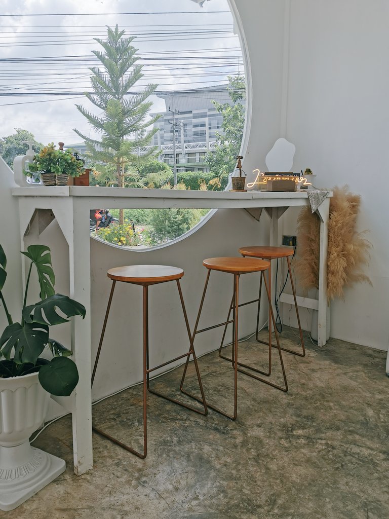 L'amour (ลามูร์) คาเฟ่โทนสีขาวสไตล์เกาหลีเลยค้าบบบบบ ร้านนี้อยู่ที่ อ.เมือง จ.นครนายก กาแฟอร่อย สมูทตี้ก็ดี ร้านเล็กแต่ตกแต่งน่ารักมากกกฮะ เครื่องดื่มเริ่มต้นที่ประมาณแก้วละ 60 บ. มีขนมเค้ก ครัวซองต์ด้วยจ้าาาาา <a href="/aroii/">@aroii บอกต่อ</a> #อร่อยบอกต่อ #อร่อยไปแดก #อร่อยนะรู้ยัง