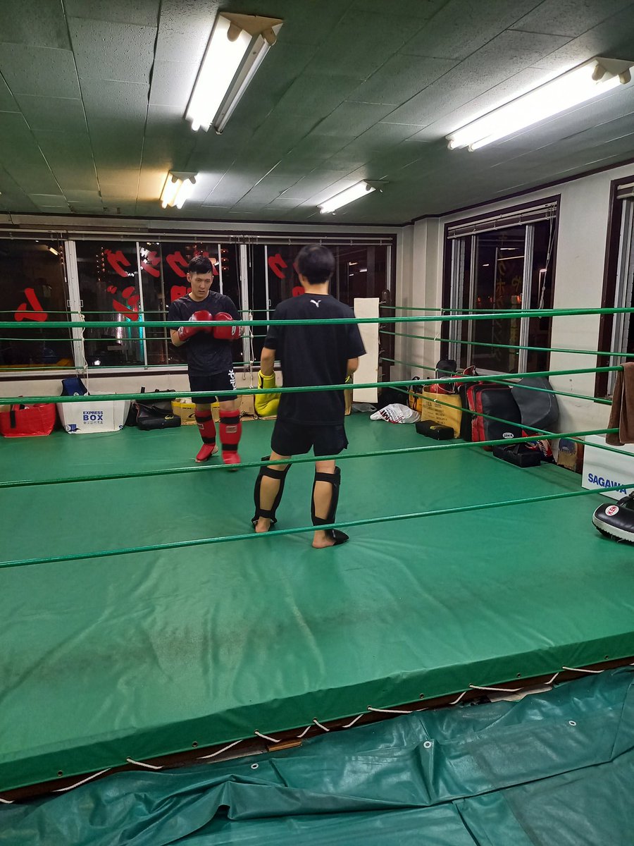 kickkeimei's tweet photo. 久しぶりに練習風景を！ACFフェザー級チャンピオンのハンマー鈴木選手が今回17日に初出場する選手に指導中！良い光景です！ https://t.co/vUFNIvndSU