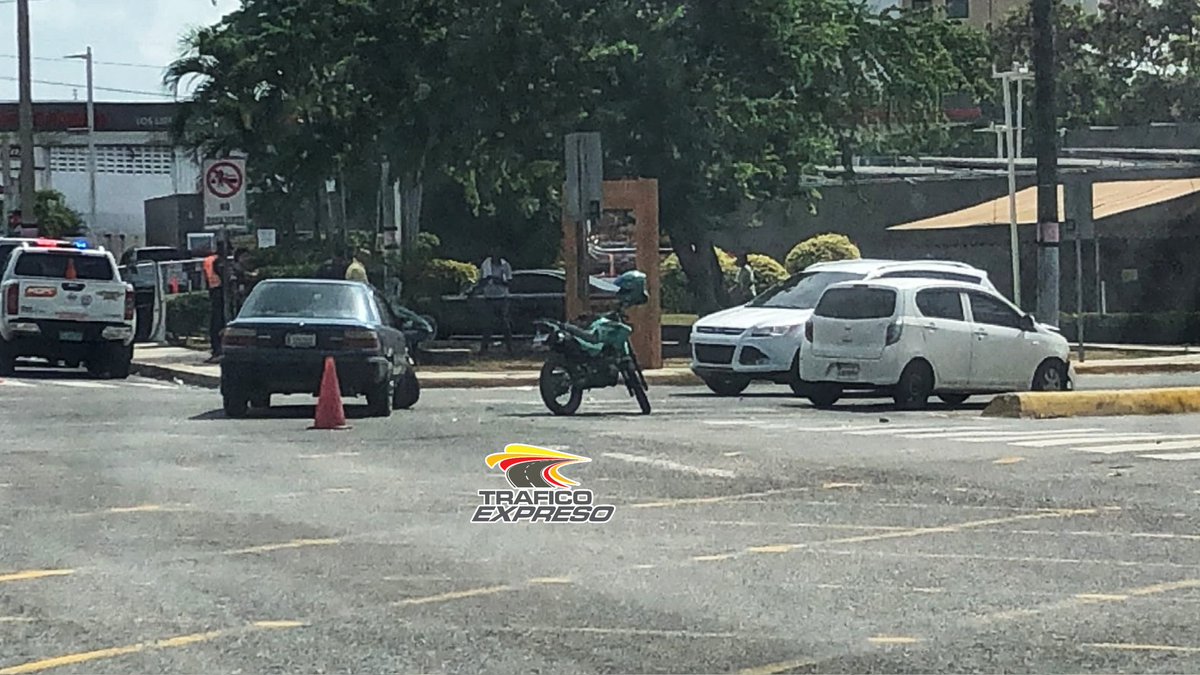 TraficoExpreso's tweet photo. 10:28 AM - DISTRITO NACIONAL | Accidente en la Av. Luperón con Av. Romulo Betancourt en sentido hacia la Av. 27 de Febrero, tránsito congestionado en este sentido. #TráficoExpreso https://t.co/MwYJFzVQsb