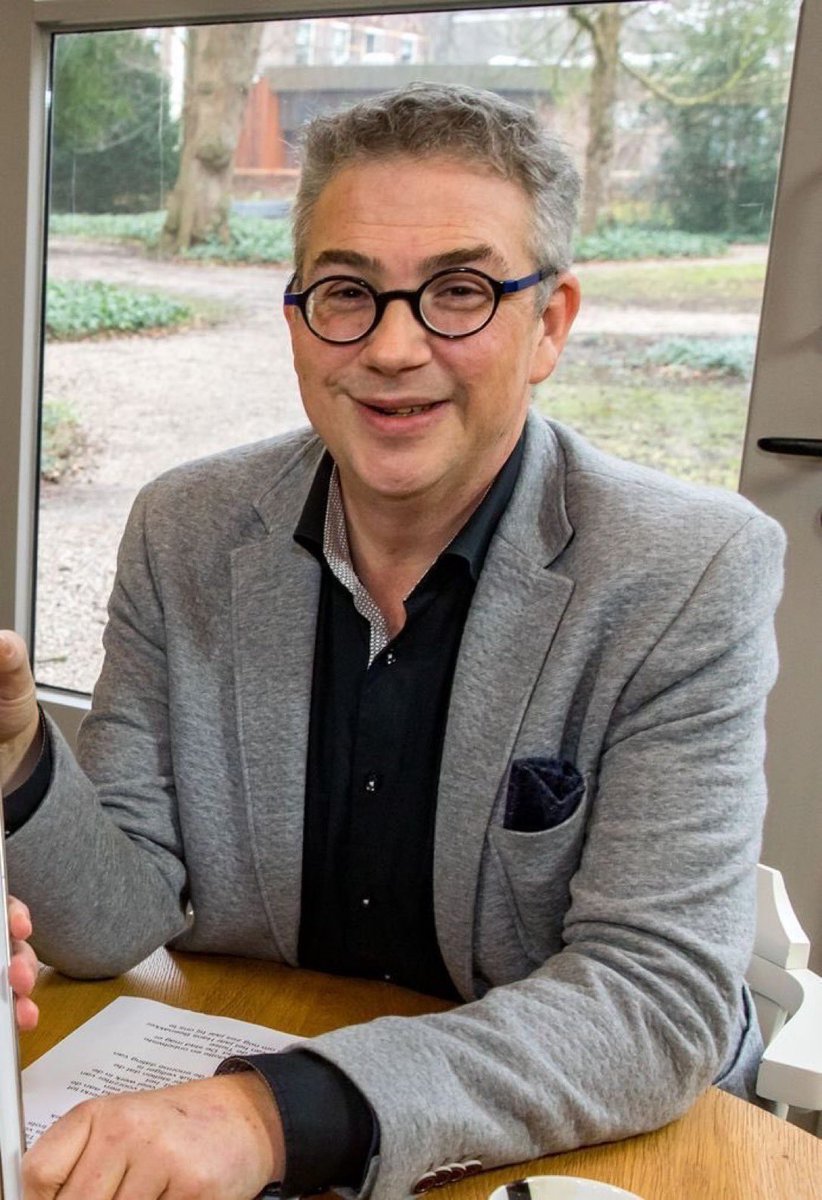 Ons bereikte het bijzonder droevige bericht dat Riny ter Haar is overleden. Riny was een bekende, kleurrijke Tielenaar. Dé man van RegioTVTiel. Jarenlang berichtte hij over het nieuws. Ik mocht met Riny in gesprek over (Pro-)Tiel. Ons medeleven gaat uit naar zijn dierbaren.