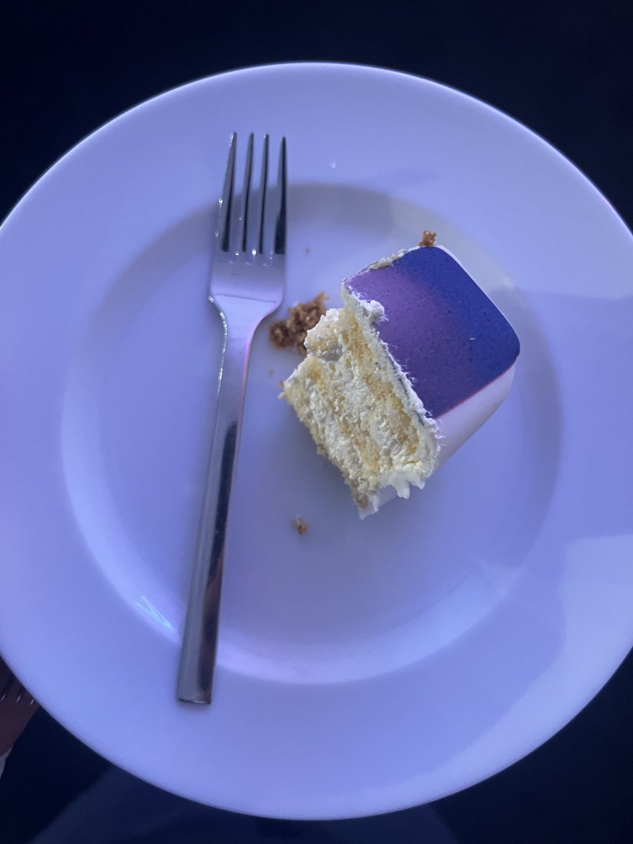 LeanderReimer's tweet image. Having a tasty piece of  ⁦@JakartaEE⁩ pre-release party cake ⁦@Cloudlandorg⁩ 🥳 #qaware #cloudnativenerd