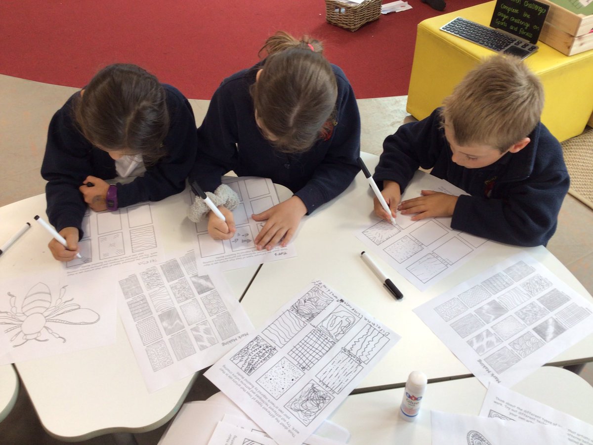 ysgolyddraig's tweet photo. #YYDrheidol We have been considering how artists use line in their work. We practised this technique first and then used the artist Rosalind Monks to inspire us to create our own mini-beasts drawings. #YYDcreativity https://t.co/hhhWo4o2c2