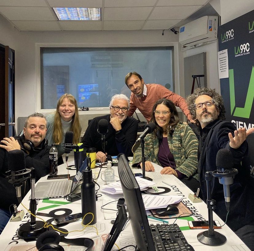 ¡Cortá tu rutina con información, humor y filosofía en #DetrásDeLoQueVemos!
📻 Sumate hoy hasta las 14 hs a @La990Radio junto a @villarruel_clau <a href="/Sebochini/">SEBOCHINI</a> <a href="/erespi/">Emanuel Respighi</a> <a href="/kmicheletto/">Karina Micheletto</a> y <a href="/JulianMFava/">Julián Fava</a> 

la990.com.ar