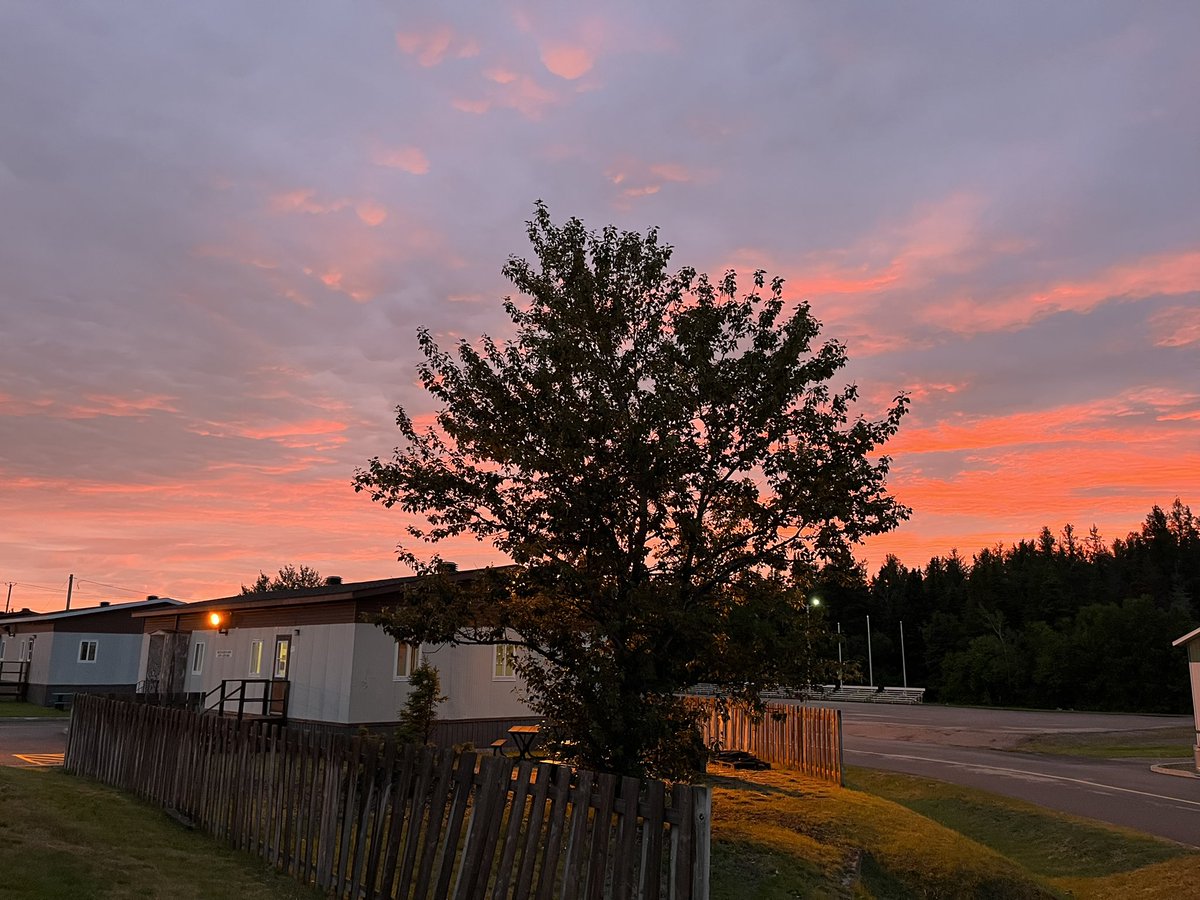 PinkyaTwitch's tweet image. C'est joli des fois mon endroit de travail pour l'été 🌳🌅🪖 #Military #AirForceBase #Navy #sunset
