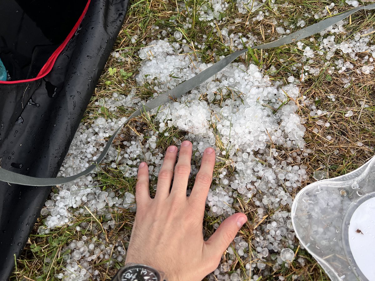 simnico_'s tweet photo. Des tentes arrachées/inondées, WC basculés et abris envolés - des festivalier·es légèrement blessés par la grêle. 
J'ai bien fait de passer 1h à arrimer la mienne de mon côté c'est sec et ça tient 💀

Supercellule moteur gauche semble-t-il.
#LT #orages #eurocks2022 #Eurockeennes https://t.co/4Q2UmrrY9Z