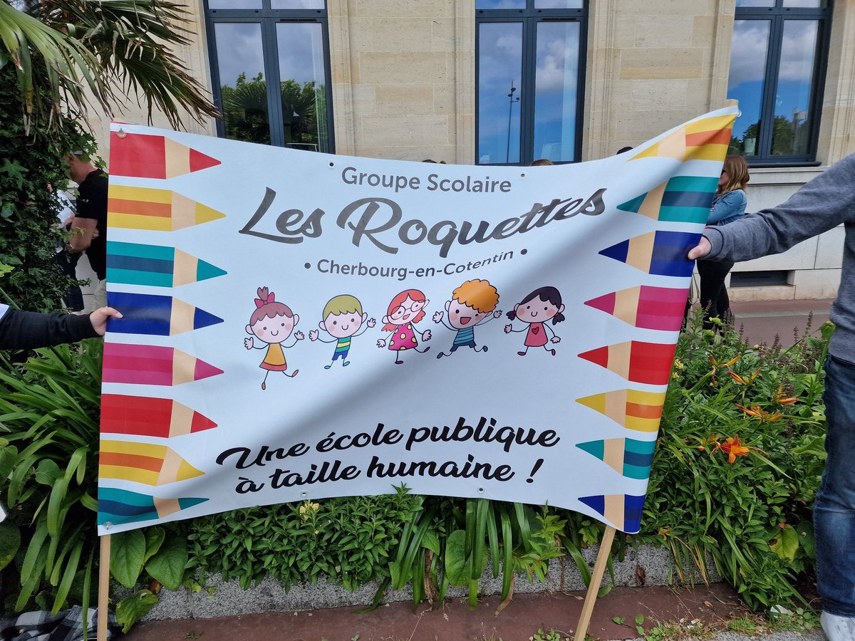 Mobilisation des enfants, des anciens élèves,des parents,des enseignants pour la sauvegarde de l'école des Roquettes annoncée par <a href="/VilleCherbourg/">Ville de Cherbourg-en-Cotentin</a>. Contre une décision arbitraire.
