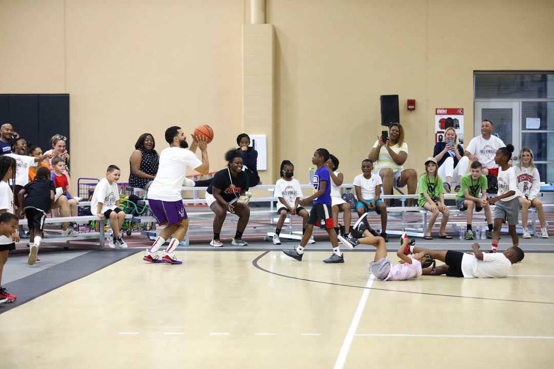 theScore's tweet image. Fred VanVleet crossed up children on the court. 💀

(📸: @FlyGuyFilms_)