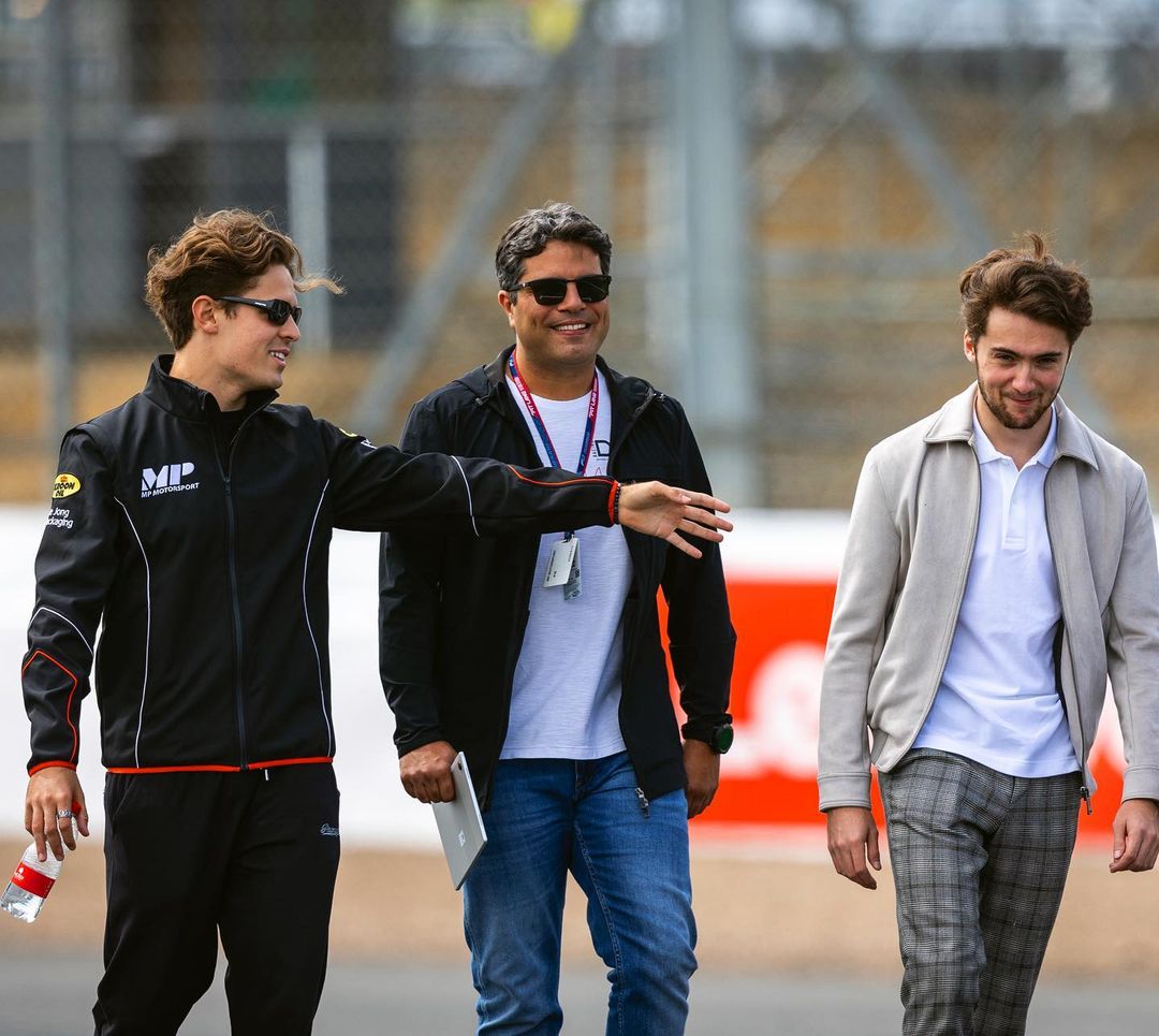 📸| Felipe Drugovich via feed do Instagram.

"Quinta feira perto de Silverstone 🇬🇧"

Ele todo estiloso com esse cabelo hidratado e óculos preto 😎🥰

#FelipeDrugovich #FD11 #F2