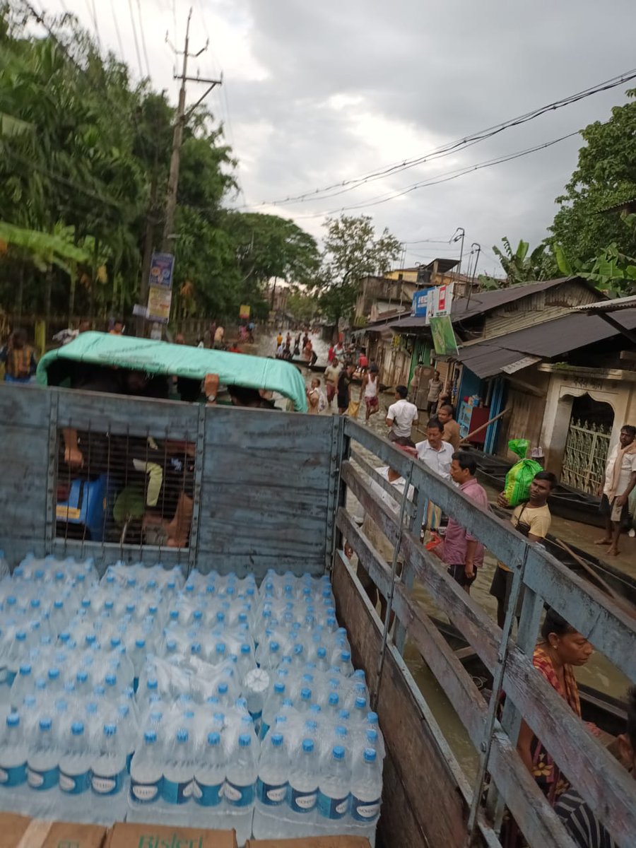 DebanjanSeal2's tweet photo. Day-3 of  relief work done by(D-2 Assam University COY)
"We are  proud to servers"
#NationFirst 
#Unityis power
@Katoch661973 
@proshillong 
@prodefgau 
@nccner @aus_ncc 
@AssamUnivSil https://t.co/Rl4BLhNJ7z
