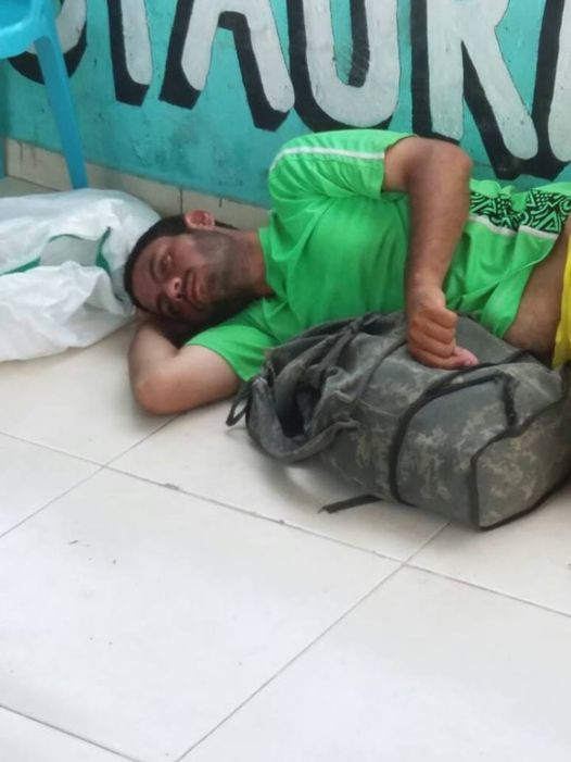 edgar864's tweet photo. Venezolano que emigro a Colombia en Cartagena en busca de trabajo para ayudar a su familia no a conseguido ni trabajo ni casa , ahora perdió la razón camina divagando por Cartagena no acepta comida ni ayuda , tiene la mirada perdida .Les pido un gran RT por humanidad... https://t.co/X86UC0M57o