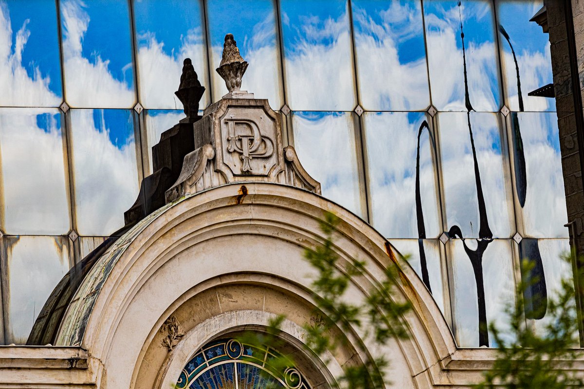 KyonyxPhoto's tweet photo. Série "Tête en l'air à Dijon" et "En réfléchissant bien, Dijon est 2x plus belle" Rosace réfléchie

La magie des reflets sur la façade du cinéma Darcy, magnifique complément à la rosace.

#reflet #placedarcy #cinemadarcy #architecture #rosace #dijon #mydijon https://t.co/HBstQI63Fe