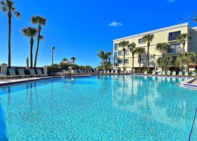 ResortRentalsUS's tweet photo. ☀️ Lands End 306 in Building 6, is a 2 BR, 2 BA condo which faces West providing you with amazing sunsets from your private balcony! Learn more and Book at: https://t.co/0OmWI9w8Wu #ResortRentals #SummerVacation #FamilyTravel #LiveYourBestLife # https://t.co/wAI6hqWR5l