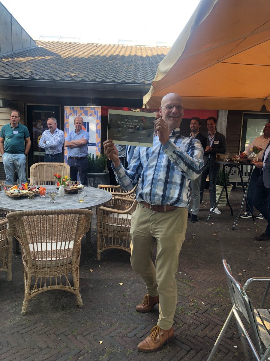 Met veel trots zijn de eerste PE certificaten uitgereikt! De aanwezige VGME leden met minimaal 40 PE punten ontvingen deze gisteren tijdens de vastgoedborrel. Gefeliciteerd met het behalen van dit schitterende resultaat! 🥂De overige leden ontvangen volgende week hun certificaat.