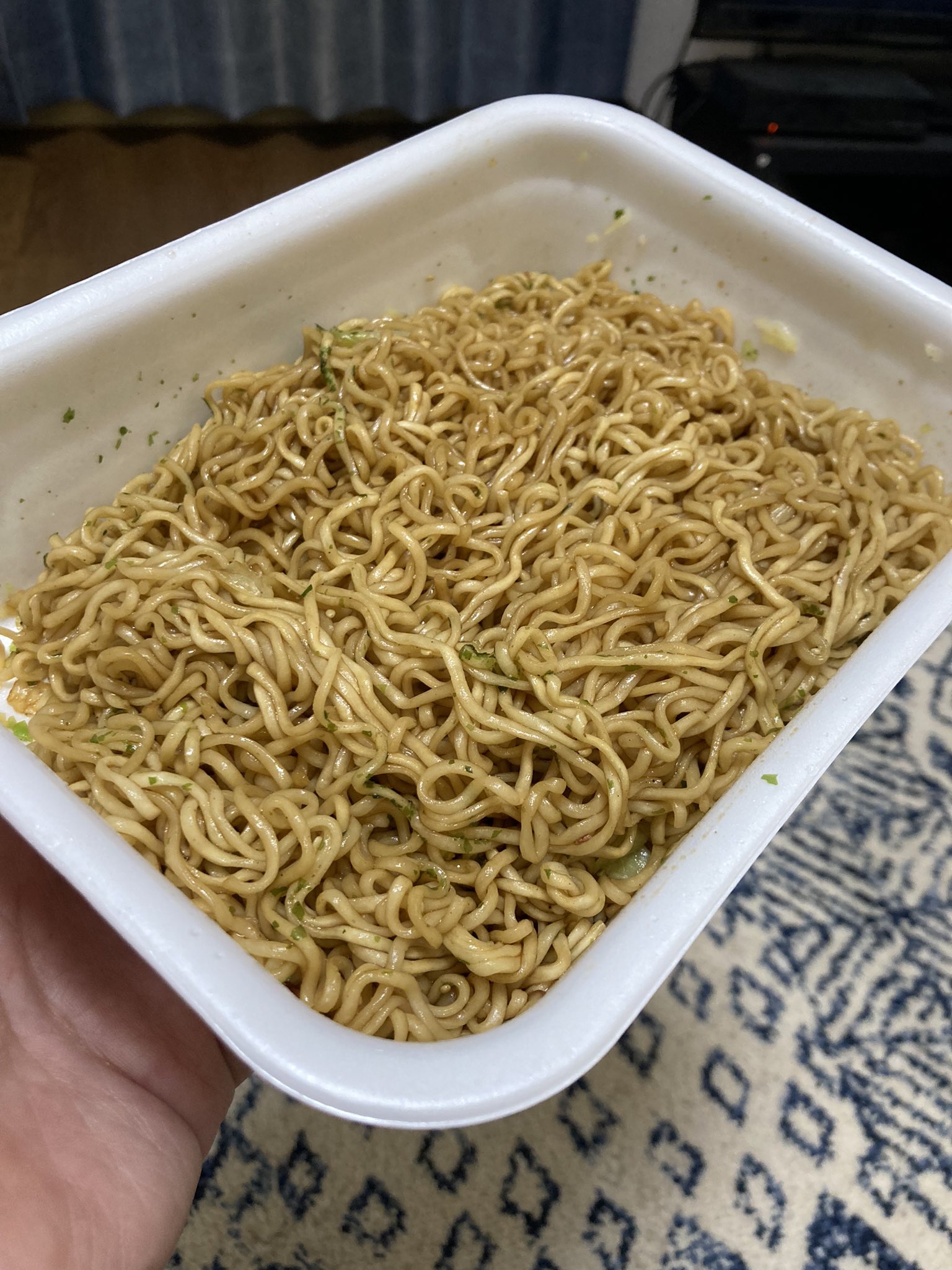 麺獅子 カップ麺を食べて感想を言う男 Menjishi Twitter