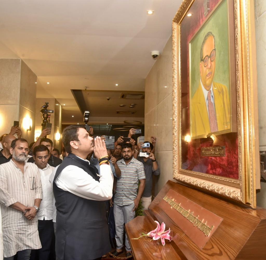 MAHARASHTRA DGIPR (@mahadgipr) on Twitter photo मुख्यमंत्री पदाची शपथ घेतल्यानंतर <a href="/mieknathshinde/">Eknath Shinde - एकनाथ शिंदे</a> व उपमुख्यमंत्री <a href="/Dev_Fadnavis/">Devendra Fadnavis</a> यांनी मंत्रालयातील छत्रपती #शिवाजीमहाराज आणि भारतरत्न डॉ. #बाबासाहेबआंबेडकर यांच्या प्रतिमेस अभिवादन केले. मुख्यमंत्री पदाची शपथ घेतल्यानंतर <a href="/mieknathshinde/">Eknath Shinde - एकनाथ शिंदे</a> व उपमुख्यमंत्री <a href="/Dev_Fadnavis/">Devendra Fadnavis</a> यांनी मंत्रालयातील छत्रपती #शिवाजीमहाराज आणि भारतरत्न डॉ. #बाबासाहेबआंबेडकर यांच्या प्रतिमेस अभिवादन केले.