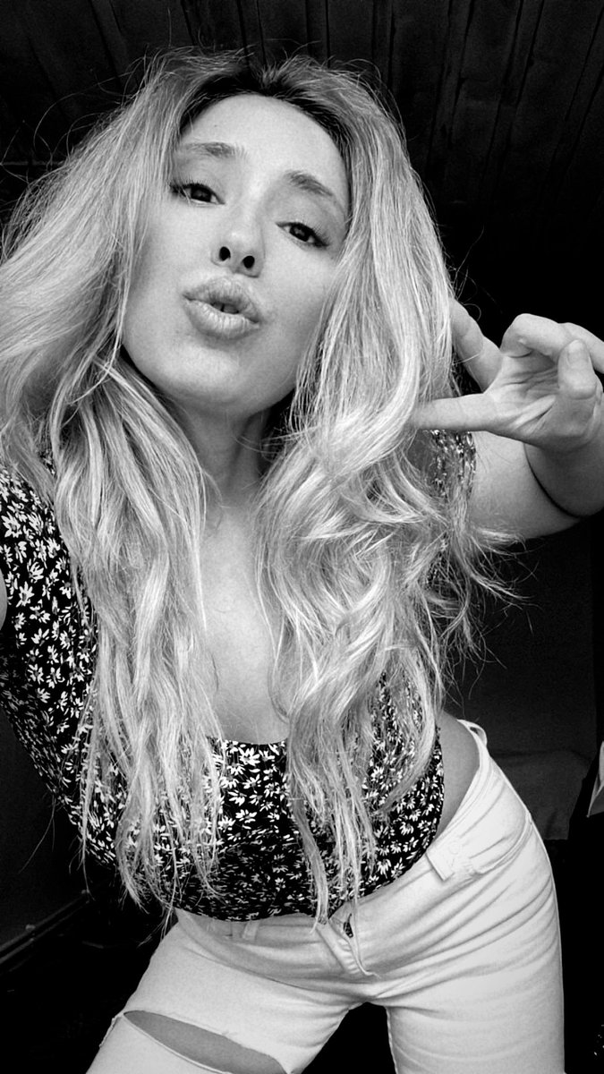 Beni ya sev ya da sevme kendimi sevmeyi öğrenmem yirmi küsür yıl sürdü ,bir başkasını da ikna edecek kadar zamanım yok.
Daniel Franszese