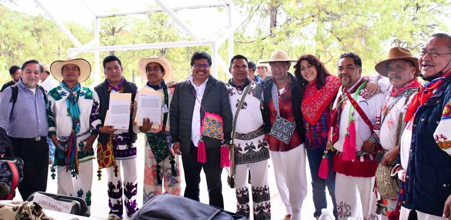 DEELAYUUK's tweet photo. El México profundo, hoy se pone de pie, con gran sentido de esperanza, por la reivindicación de sus derechos inalienables.

Con este espíritu, en Santa María de Ocotán, Territorio O’dham, #Durango, construimos el Plan de Justicia de los Pueblos Wixárika, Nayeri y O’dham. https://t.co/aNT7AH0QVm