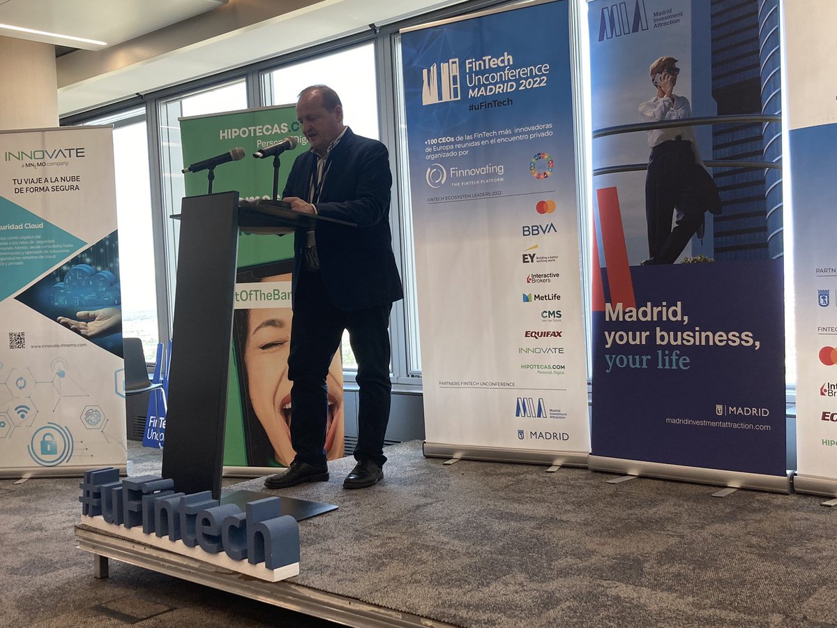 FinnovatingHub's tweet photo. El discurso de @MARedondoR , Concejal Delegado de Economía, Innovación y Empleo en @MADRID cierra con éxito la #FinTechUnconference Madrid 2022. Ahora toca celebrar el éxito de esta intensa jornada de #networking 🍻! #UFintech @Madrid_MIA https://t.co/H8VzDdA4Dq