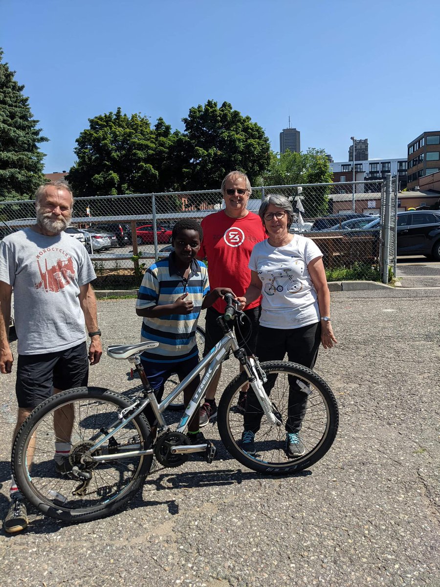 Courant juin la superbe équipe de bénévoles du comité de Québec a pu réaliser une distribution avec les élèves de l'école des Berges située dans le quartier de St-Roch!

L'ensemble des vélos furent récupérés et réparés par les bénévoles afin qu'ils soient sécuritaires et adaptés!