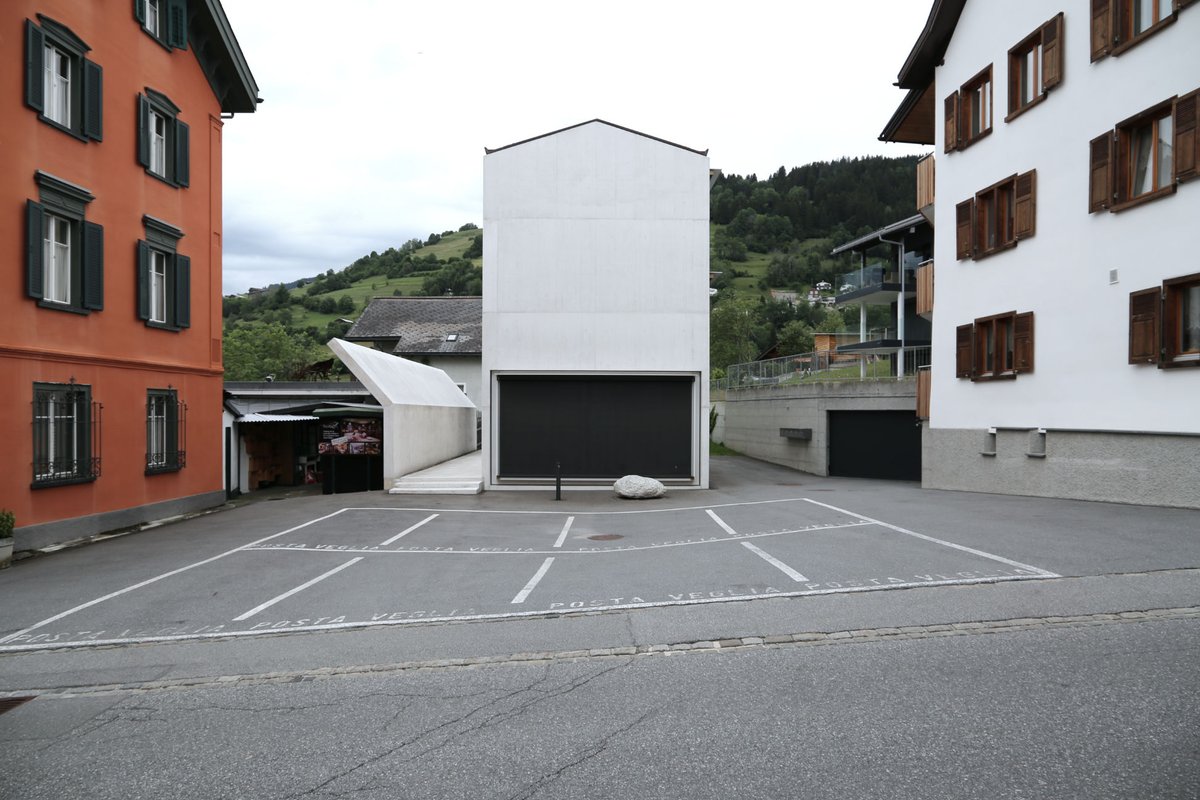becoming_blog's tweet photo. Laax House by Valerio Olgiati
#laax #flims #olgiati #valerioolgiati #KanyeWest #architecture #architektur #frankdinger #photography #architecturephotography #architecturelovers #contemporary #graubünden @gutebaute_gr #travelphotography #Travel https://t.co/ZZ0ZmzBMh5