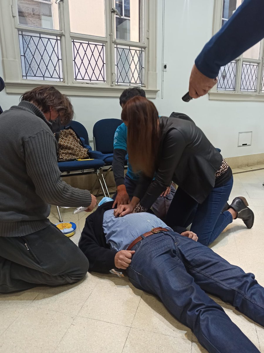 EmergenciasB's tweet photo. 👉 Tercera Jornada de Capacitacion  en #RCP y uso de #DEA. ❤️
Dirigida a  las Trabajadoras y los Trabajadores de la Dirección Provincial de Personal de la Subsecretaria de Empleo Público y Gestión de Bienes.👥

@SaludBAP 
@JefaturaPba
@HospitalesBAP https://t.co/9MWF5PBDEI