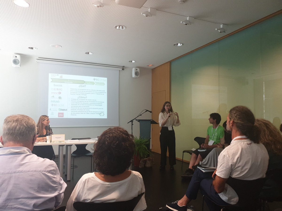 Nuestra compañera Sofía Koehn, con la sala llena, para hablar sobre #serviciosecosistémicos y #capitalnatural en el Congreso Forestal Nacional #CongresoFES2022 @ecoacsa @mncn_csic @agrestascoop  @INRAE_France @Itagraformacion @UVa_es #ComforSudoe @abravo_oviedo