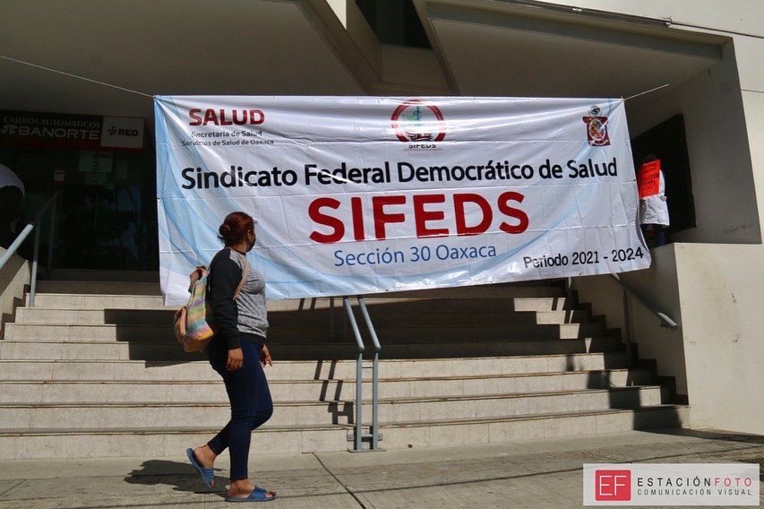 estacionfoto's tweet image. 📸 Trabajadores del Sindicato Federal Democrático de Salud (SIFEDS), exigen la reinstalación de más de 20 empleados despedidos de forma injustificada, también pago de salarios retenidos, entre otras demandas.

Crédito: @ivanpress 

#oaxacaméxico #sectorsalud #protestalaboral