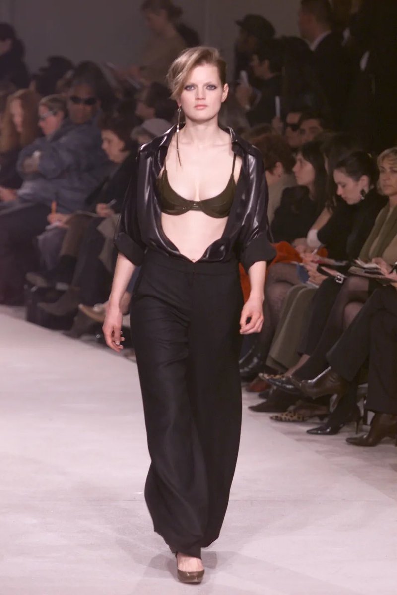arceagustina's tweet photo. Givenchy Fall 2000 ready-to-wear https://t.co/NbCZE8yVrF