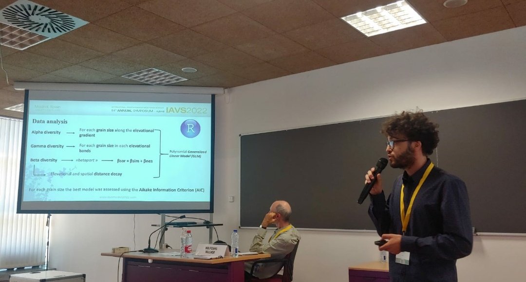 LUnivaq's tweet photo. Our PhD Student @lorenzric96 presented  is master thesis on the effect of grain size on plant diversity patters at  #iavs2022 in Madrid. Well done! 
@IAVS_Meetings @IavsYoung 
#biodiversity #vegetation #science https://t.co/PycoCEWjge