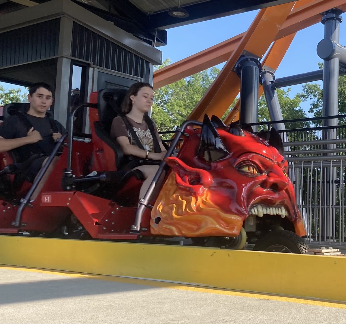 BorisBnp's tweet photo. Sans être la folie attendue , le côté esthétique de la machine est une réussite. J’avais peur pour le débit mais en fait en chargement continu, c’est parfait . A quand une machine comme ça en Europe? Bientôt ! #sixflags #jerseydevilcoaster #devil https://t.co/kvayenyExU