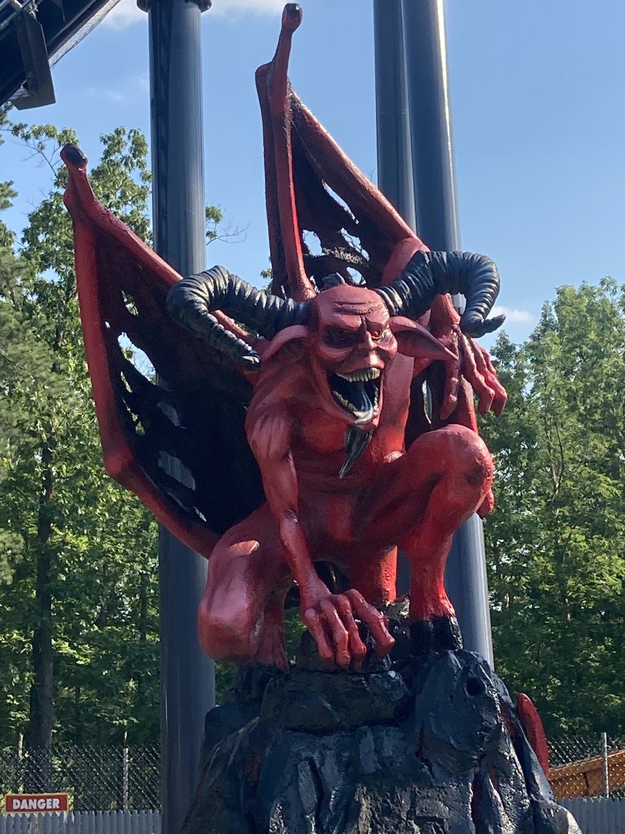 BorisBnp's tweet photo. Sans être la folie attendue , le côté esthétique de la machine est une réussite. J’avais peur pour le débit mais en fait en chargement continu, c’est parfait . A quand une machine comme ça en Europe? Bientôt ! #sixflags #jerseydevilcoaster #devil https://t.co/kvayenyExU