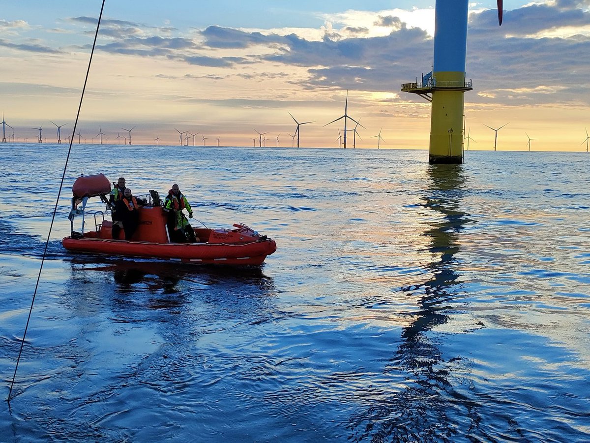 WaemRs's tweet photo. #work beautiful day at the windfarm https://t.co/dADvyv7r2v