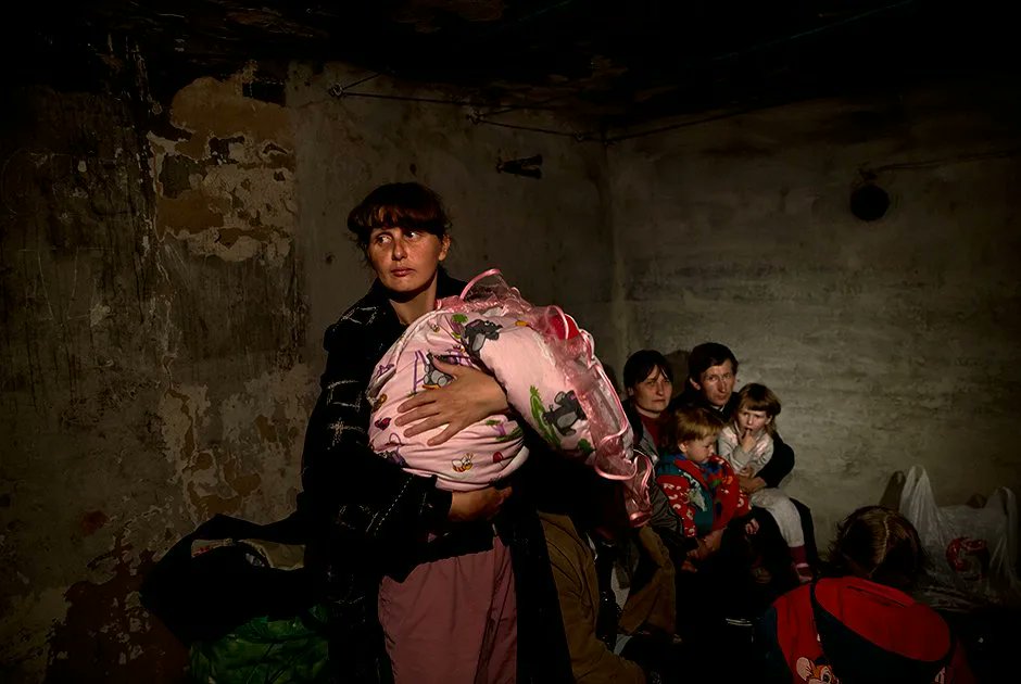 “I nostri figli andranno a scuola e nei parchi giochi. I loro si dovranno rintanare nei seminterrati…così vinceremo questa guerra”. Parole di Petro #Poroshenko nell'Anno del Signore 2014 parlando dei bambini russofoni del #Donbass. Questi sono i valori UE Nato.
#DonbassGenocide
