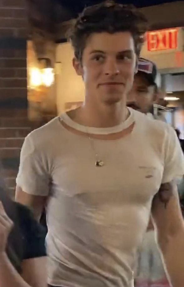 Vaquinha pro Shawn comprar uma camiseta inteira, tadinho