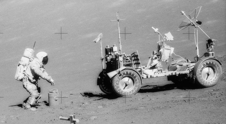 MANT_Astro's tweet photo. 🇭🇺
#holdkőzet #MTM #amerikaikuckó #rezsabeknandorscienceblog
A minták egyike volt látható a Magyar Természettudományi Múzeumban,majd az USA Nagykövetsége szervezésében,az USA Külügyminisztériuma által Budapesti Corvinus Egyetemen létrehozott Amerikai Kuckóban
🇬🇧
#moonstone https://t.co/x0UAlUcL4C