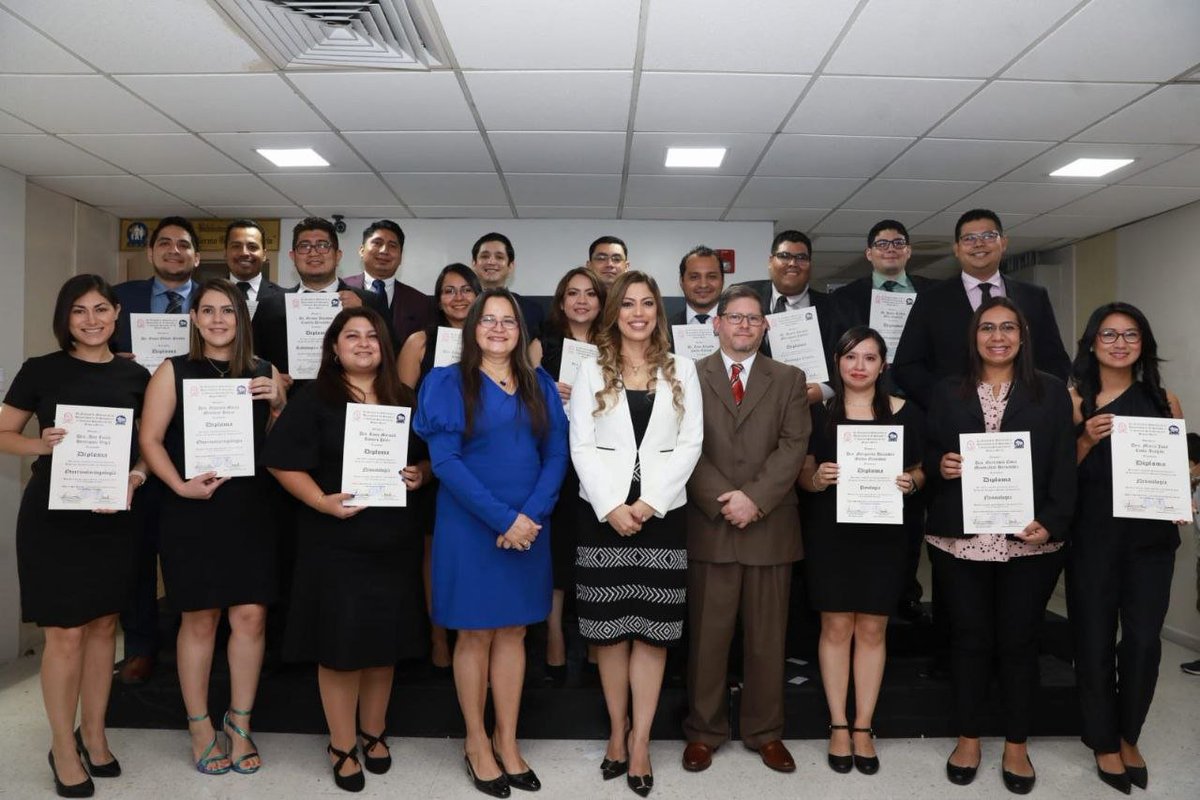 #UESenLosMedios: <a href="/lanoticiasv/">La Noticia SV</a> | Gracias a un convenio entre <a href="/FmedicinaUES/">Facultad de Medicina Universidad de El Salvador</a> y el <a href="/isss_gob_sv/">ISSS</a>, 37 médicos se graduaron de 18 diferentes subespecialidades médicas.

✅ En el evento, la #DecanaMedicinaUES, Msc. <a href="/SibrianJosefina/">Josefina Sibrián</a>, resaltó el compromiso por trabajar en conjunto.
