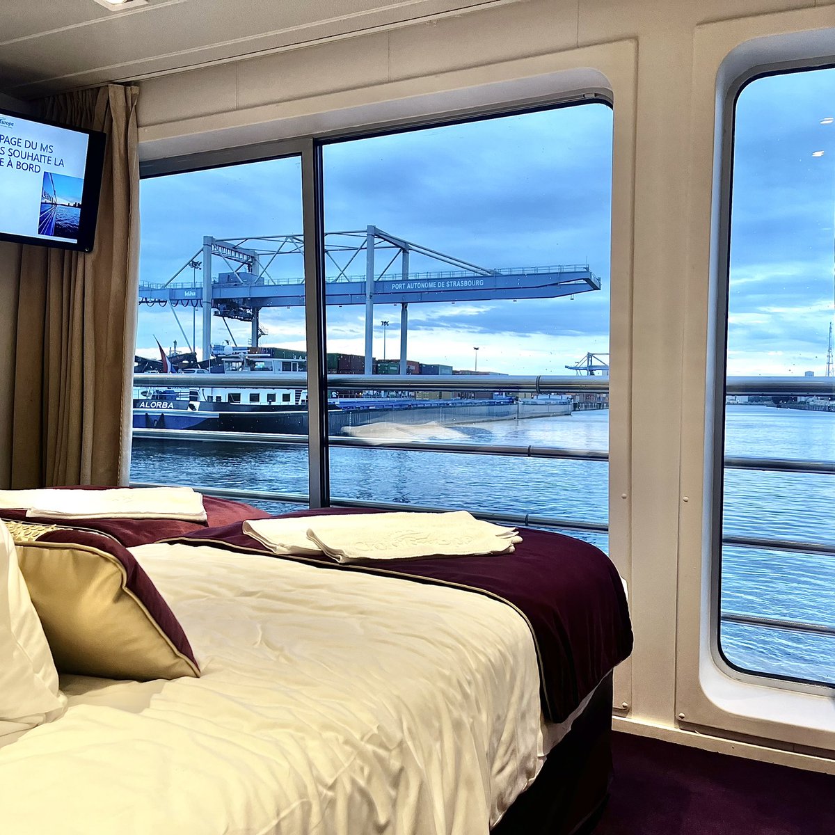 hlnschwarz's tweet photo. Une visite insolite du bâtiment du @PortStrasbourg + suivie d’une soirée au service impeccable à bord du bateau « La Fayette » de @CroisiEurope pour la 29e édition du #Twapero_SXB ! 🤩✨
Hyper heureuse de partager ces moments avec @paulinesawyer19 🥳
•
Grand merci à @SxbGG ✌️ https://t.co/fgxnDzFQQP
