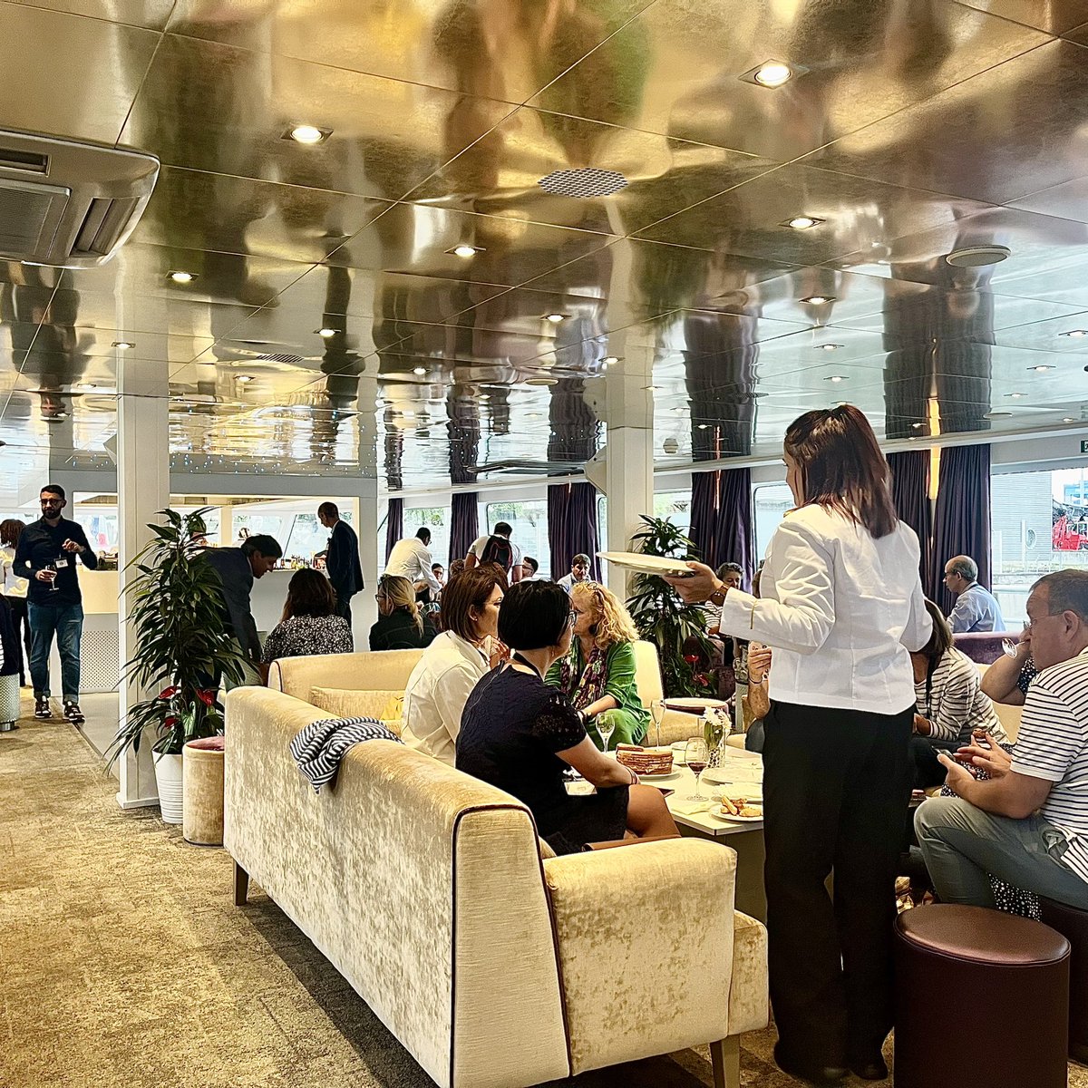 hlnschwarz's tweet photo. Une visite insolite du bâtiment du @PortStrasbourg + suivie d’une soirée au service impeccable à bord du bateau « La Fayette » de @CroisiEurope pour la 29e édition du #Twapero_SXB ! 🤩✨
Hyper heureuse de partager ces moments avec @paulinesawyer19 🥳
•
Grand merci à @SxbGG ✌️ https://t.co/fgxnDzFQQP