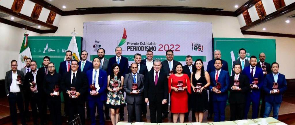 manolojim's tweet photo. Acompañamos al Gobernador @mrikelme a la entrega del Premio Estatal de Periodismo 2022 en donde se reconocen los trabajos periodísticos más sobresalientes del estado. Nuestro reconocimiento a l@s ganador@s. ¡Felicidades, que sigan los éxitos! #FuerteCoahuilaEs #Saltillo #Coahuila https://t.co/Rf4oU89Fjw