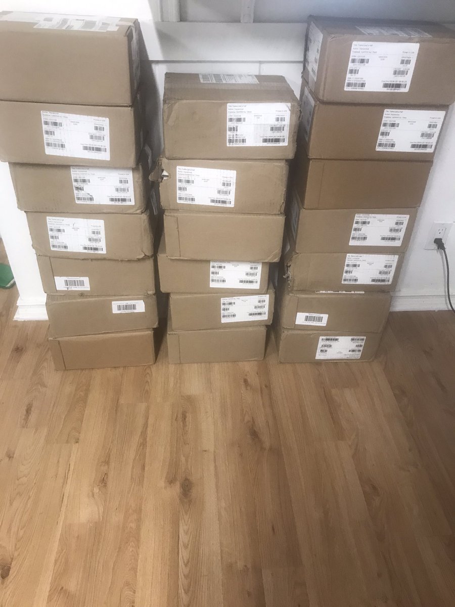 IamJusttin65's tweet photo. I got 239 @garyvee books to give away in Los Angeles. How should I distribute these. I need help @veefriends community please retweet. https://t.co/IA2775guYl