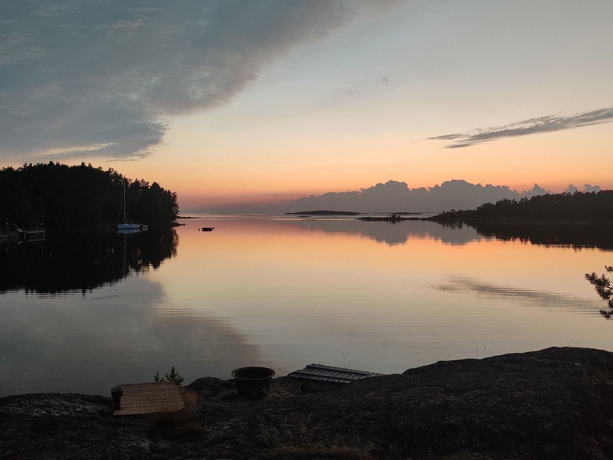 Tuskinpa tämä tästä hirveän paljon paremmaksi muuttuu. Paitsi että huomenna (ei kun tänään) on vika työpäivä.