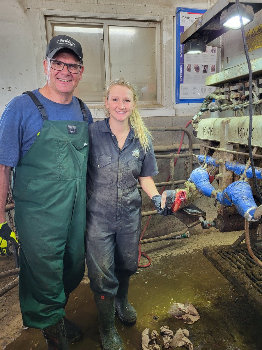 FeedsDairyCows's tweet photo. Another great Hoof Health session at BoernView Farms with a very dedicated and talented team!  @LuisVelazZacMex @BoersenRoger @Zinpro @KristaBoersen @WallensteinFeed @StephanBotha20 @amysova89 @ceislers https://t.co/Y8QFlhMX0z