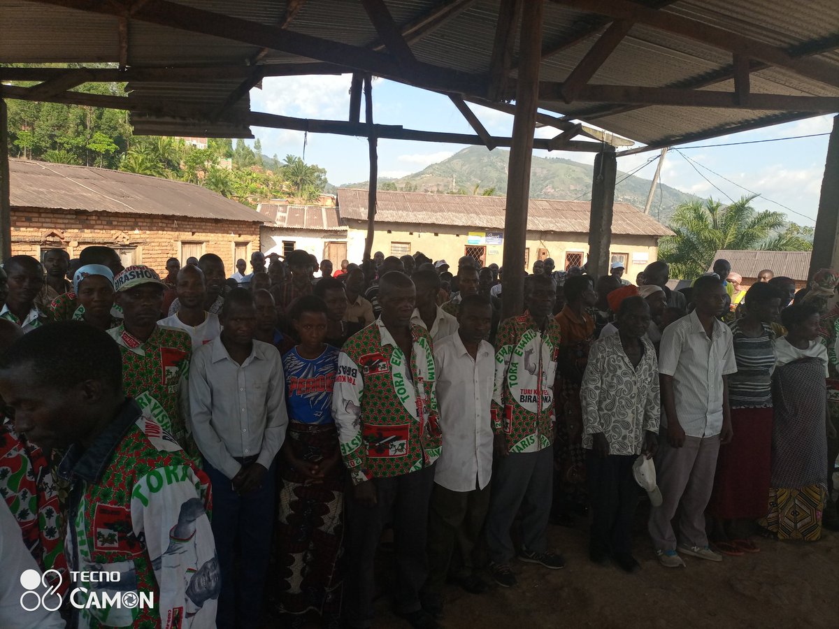 CNDDFDDBururi's tweet photo. #Burundi Kuri uwu wa kane 30/06/2022, Umunyamabanga wa @CnddFdd muri @Province_Bururi @IRADUKUNDAD5 yagendeye #Abagumyabanga bo ku mitumba ya #Rukanda na #Burunga muri zone #Gasanda Komine #Bururi, mu ntumbero yo gutsimbataza umugambwe asanze Abagumyabanga ku kivi. https://t.co/maYCz38NXU