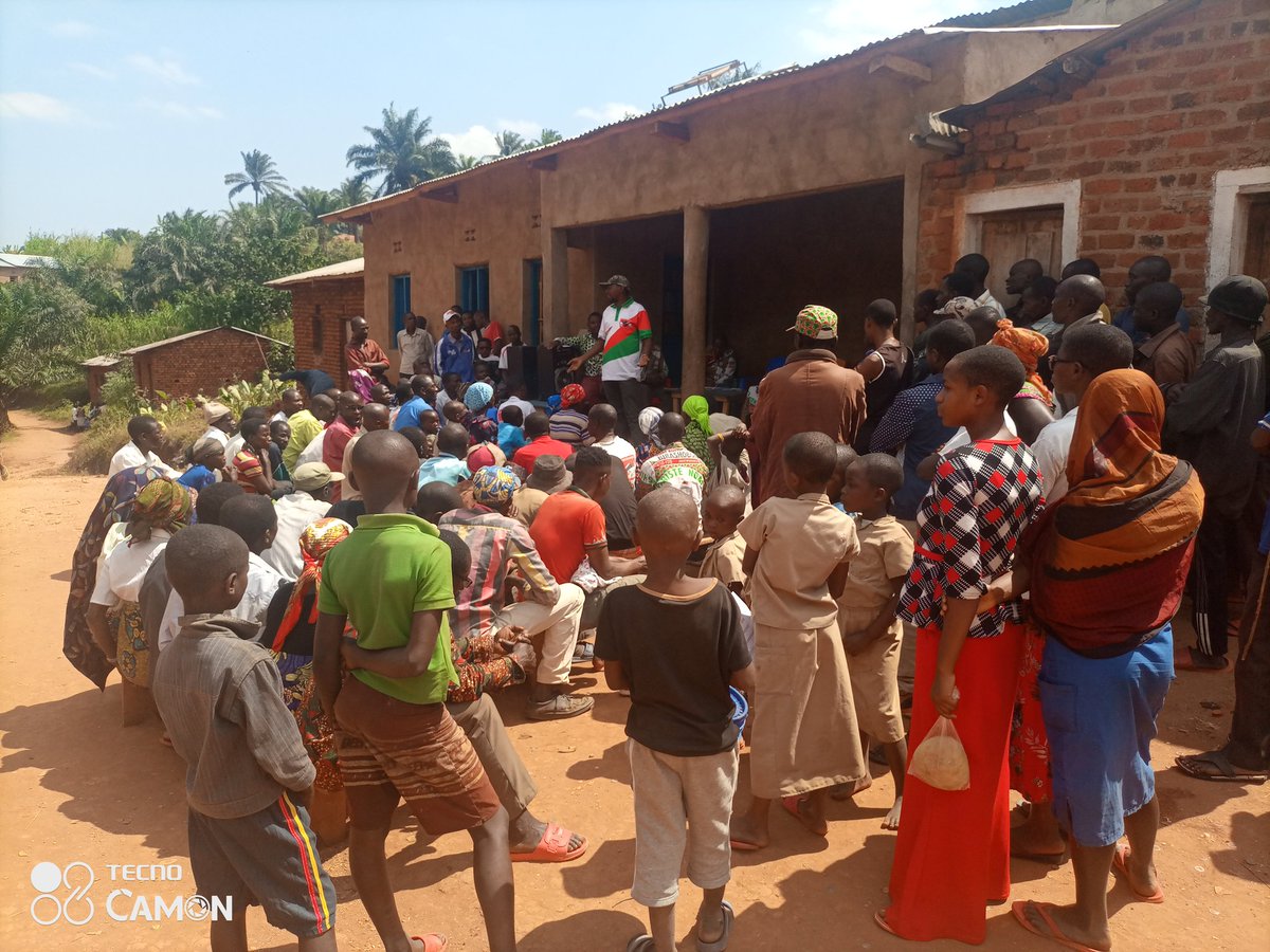 CNDDFDDBururi's tweet photo. #Burundi Kuri uwu wa kane 30/06/2022, Umunyamabanga wa @CnddFdd muri @Province_Bururi @IRADUKUNDAD5 yagendeye #Abagumyabanga bo ku mitumba ya #Rukanda na #Burunga muri zone #Gasanda Komine #Bururi, mu ntumbero yo gutsimbataza umugambwe asanze Abagumyabanga ku kivi. https://t.co/maYCz38NXU